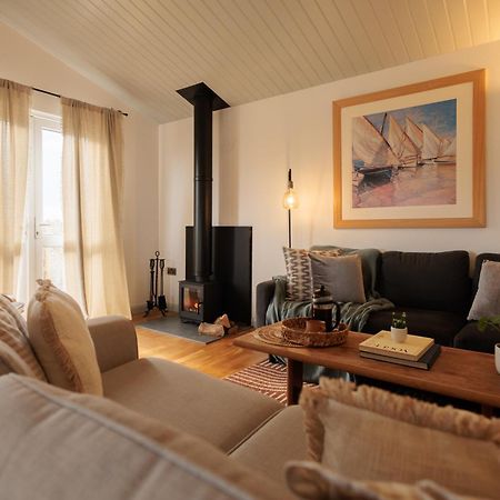 The Retreat, Waterfront & Log Burner Villa Christchurch  Luaran gambar