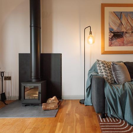 The Retreat, Waterfront & Log Burner Villa Christchurch  Luaran gambar