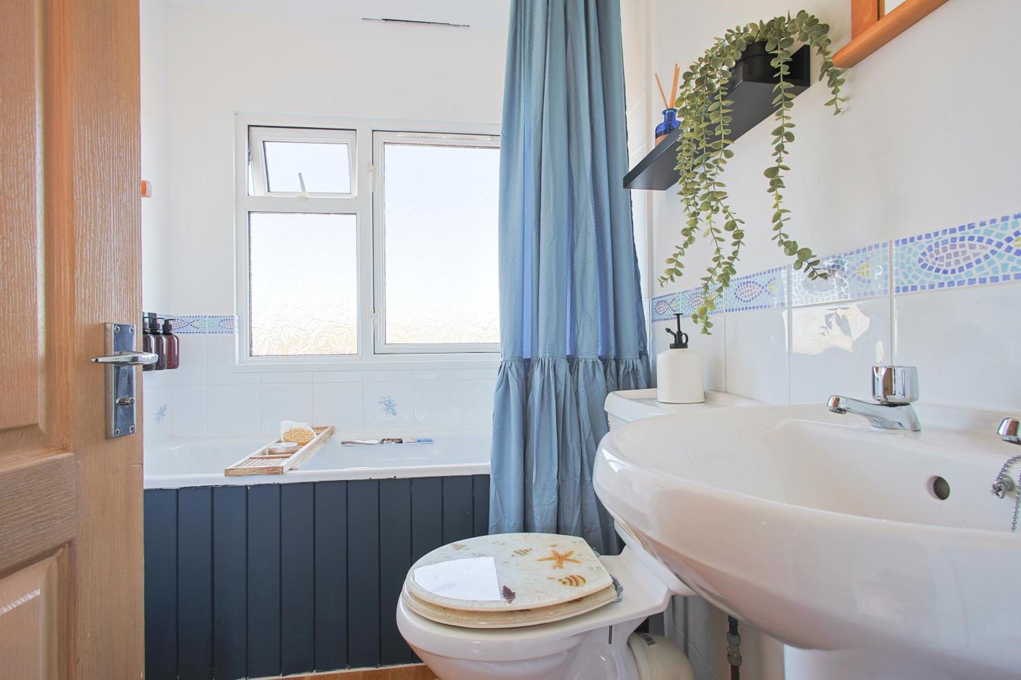 The Retreat, Waterfront & Log Burner Villa Christchurch  Luaran gambar