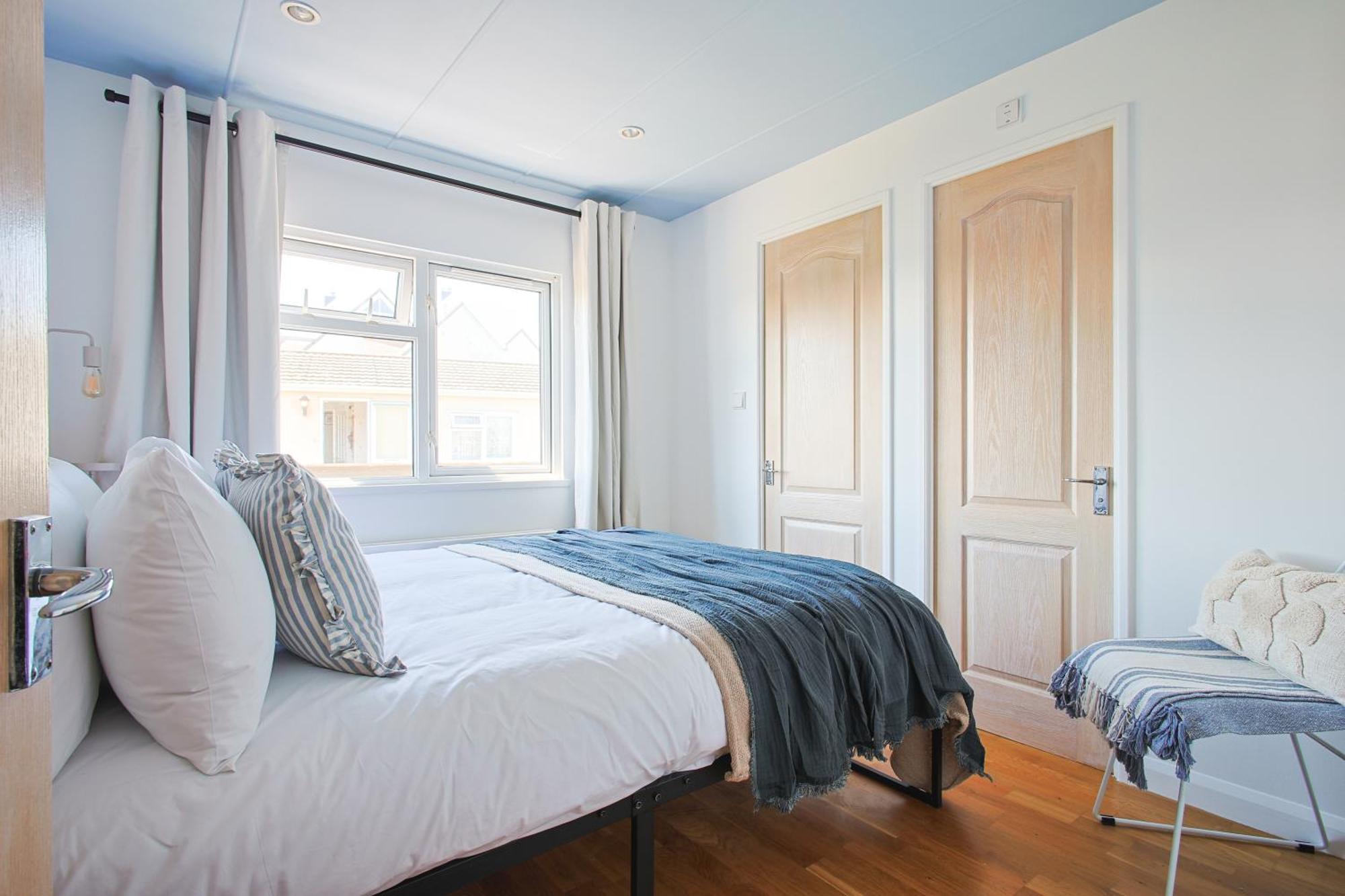 The Retreat, Waterfront & Log Burner Villa Christchurch  Luaran gambar