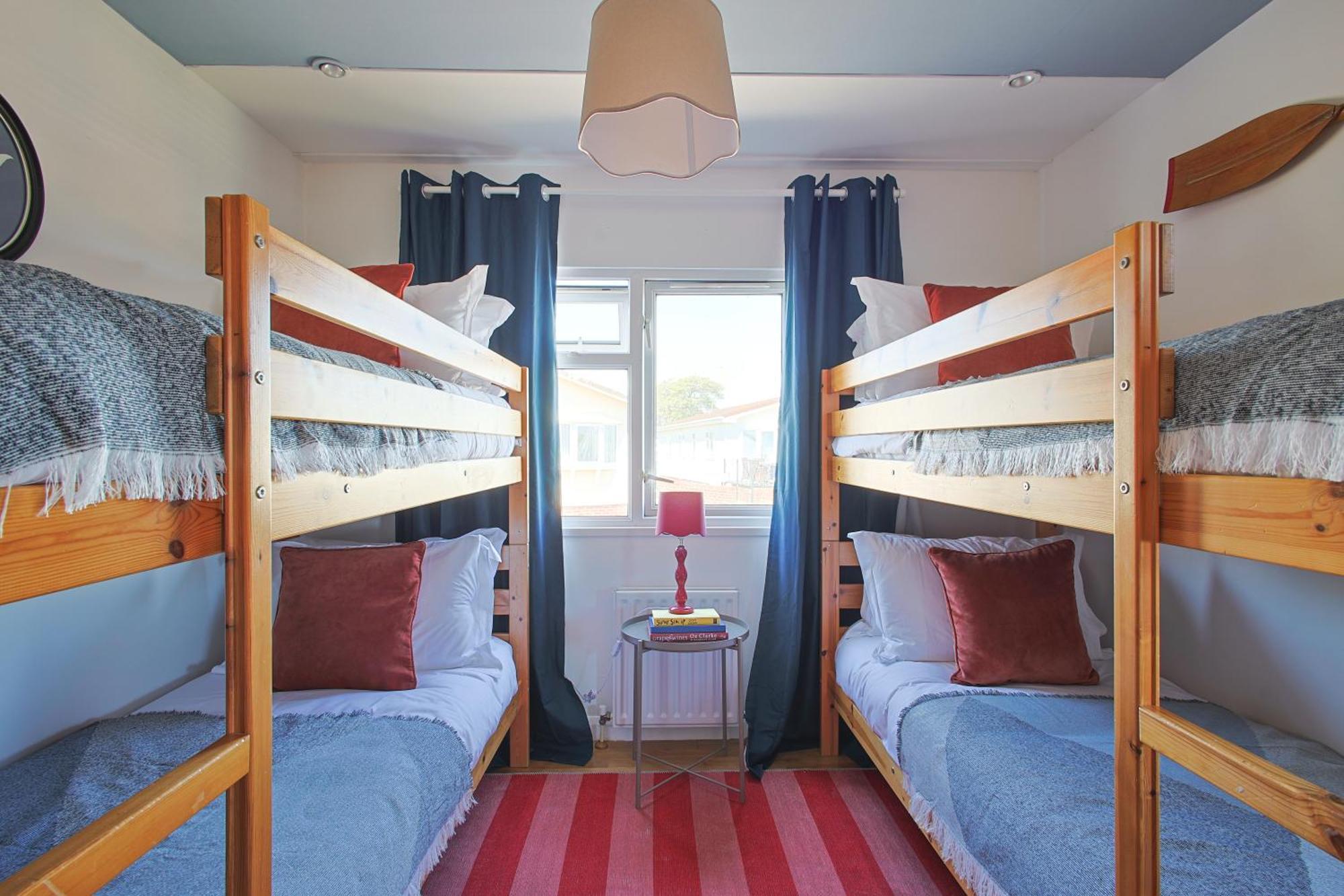 The Retreat, Waterfront & Log Burner Villa Christchurch  Luaran gambar