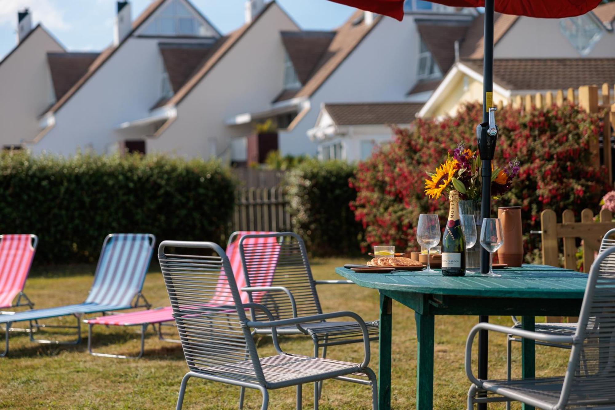 The Retreat, Waterfront & Log Burner Villa Christchurch  Luaran gambar